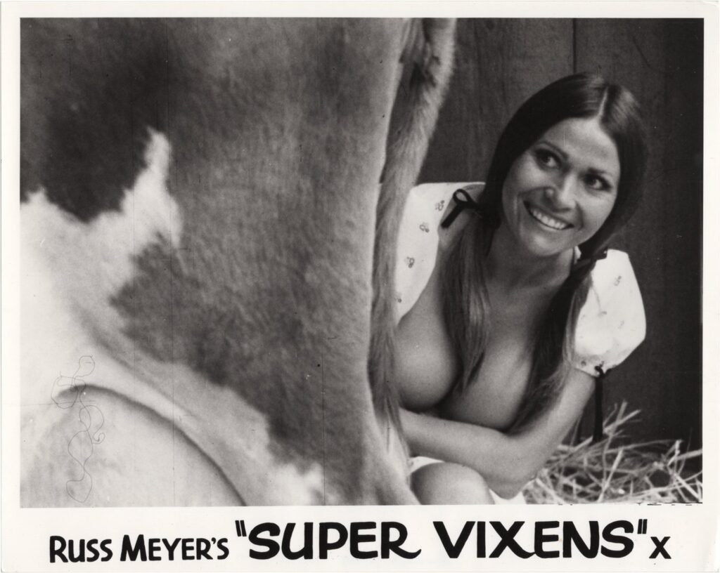 Supervixens-1979-el-exceso-como-lenguaje-y-la-carne-como-mitologia-popular-1024x816 Supervixens (1975): el exceso como lenguaje y la carne como mitología popular