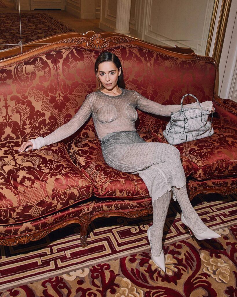 557748835_10233376789174954_867582571320641566_n-819x1024 Emilia Clarke: del fuego de Poniente a la madurez luminosa de 2026