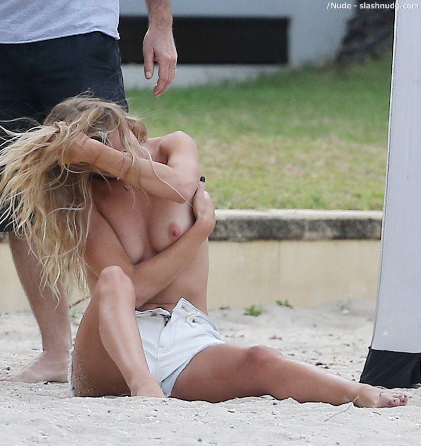 rosie-huntington-whiteley-topless-for-photo-shoot-at-beach-2105-6 Versus Love in Passionatte: Rosie Huntington-Whiteley y Jennifer Lawrence