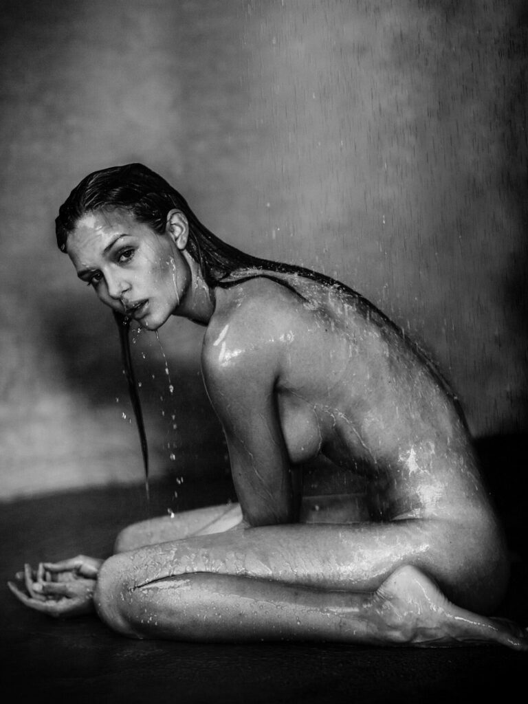 2026_01.16russelljames_616379483_18549372700005522_3924408710297425045_n.jpg.3e3f2750513c485d6-768x1024 Josephine Skriver desnuda como cartografía luminosa del deseo contemporáneo