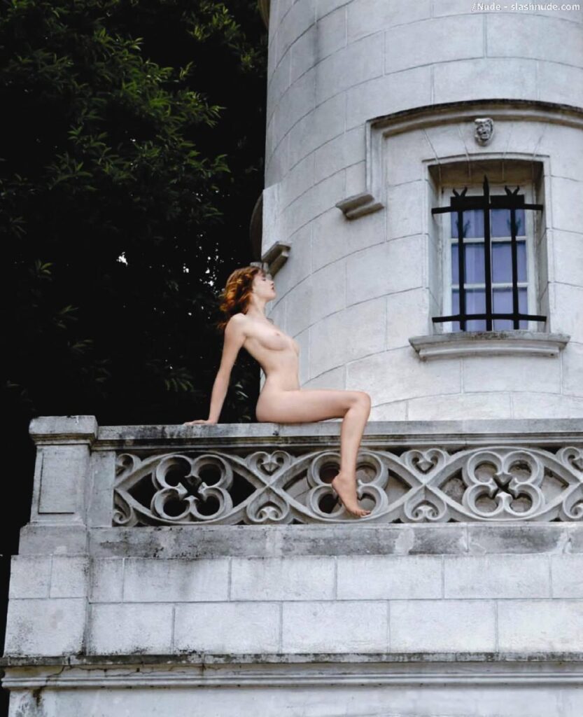 fanny-francois-naked-and-blindfolded-to-pin-tail-4047-7-833x1024 Fanny Francois desnuda la poética de lo íntimo