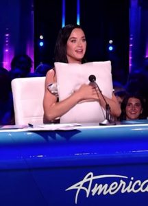 Katy Perry sufre un percance de pechos en American idol