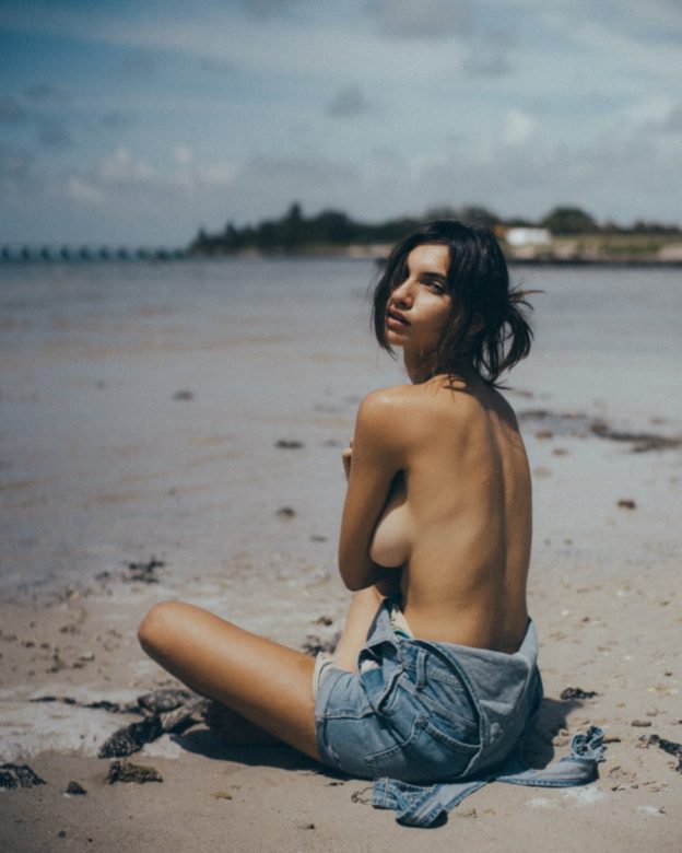 The-Fappening-Chanel-Postrel-Topless-12-624x780-1 Mujeres de reality desnudas: el erotismo televisado y su impacto en la audiencia | Supervivientes, Los vecinos de la casa de al lado, LIDLT, Gran Hermano, Secret Story...