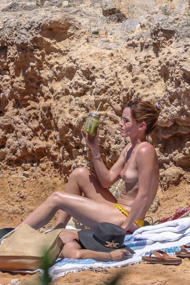 emma-watson-topless-ibiza-beach-paparazzi-667x1000-1 Emma Watson desnuda a Hermione en Ibiza de nuevo