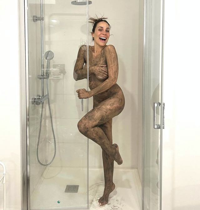 Nerea Garmendia desnuda en la ducha