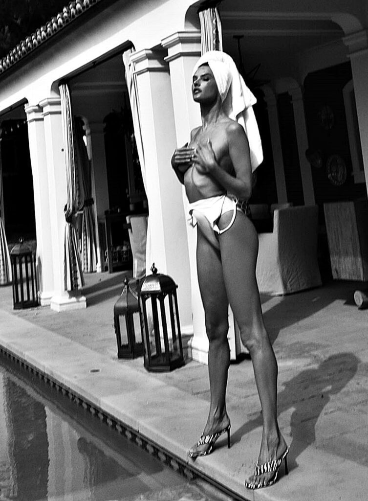 AA1-753x1024 Alessandra Ambrosio se desnuda en la playa