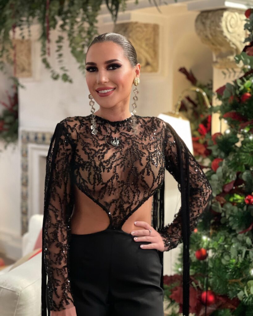 470230936_18468253720038747_4819920310729115231_n-819x1024 Laura Gallego al desnudo | Del Sur al infinito