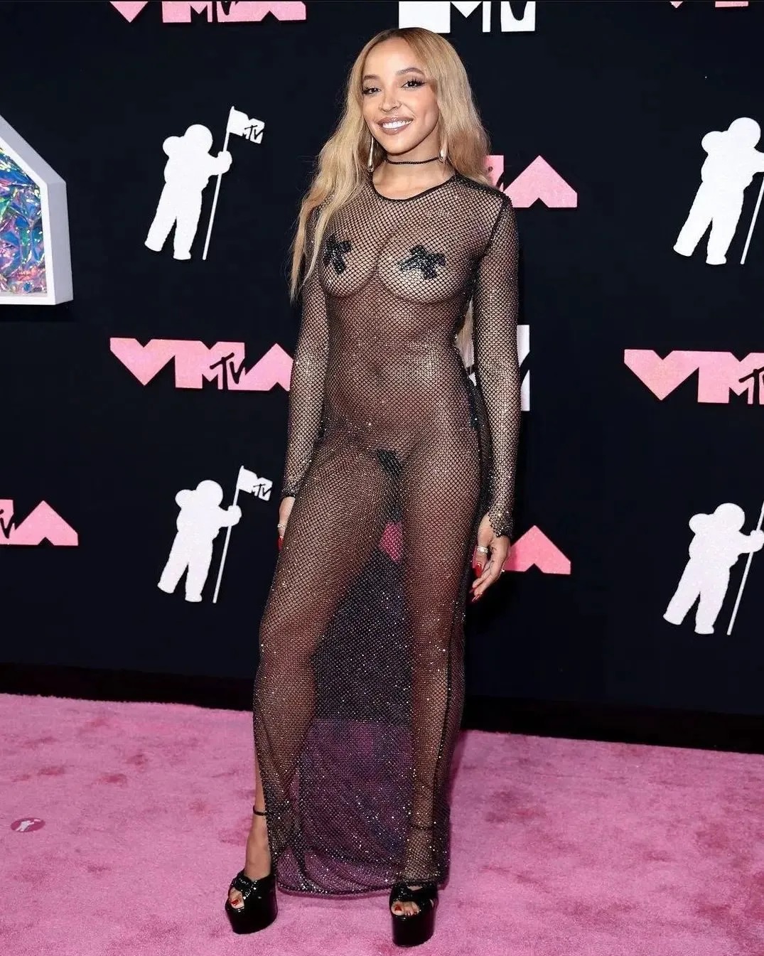 Tinashe desnuda en los MTV Awards