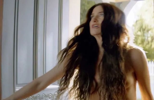 Kathryn Hahn desnuda en el episodio de estreno de Agatha, ¿quién si no?