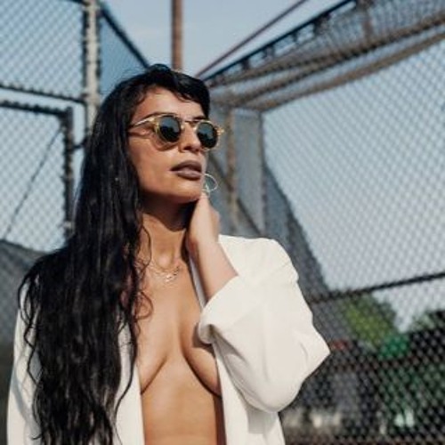 Sevdaliza desnuda