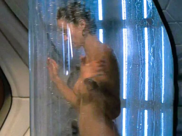 Carrie-Anne Moss desnuda