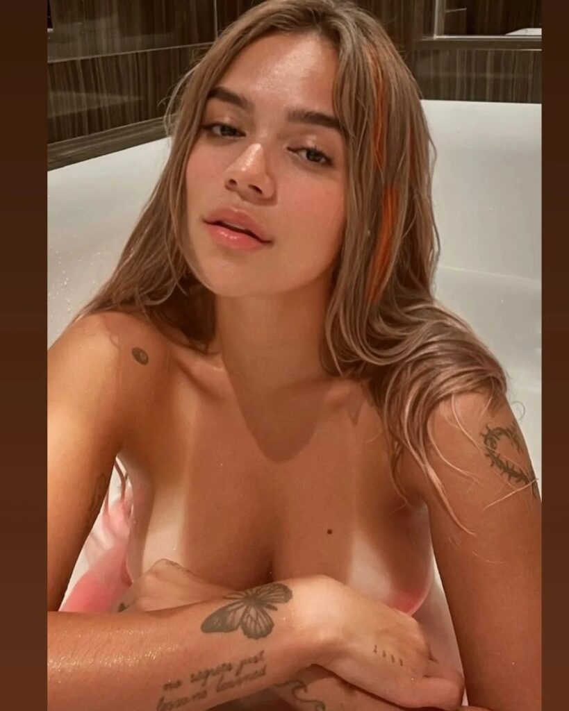 karolg__gg-20250518_202456-364264745-819x1024 Karol G desnuda ante su nuevo disco