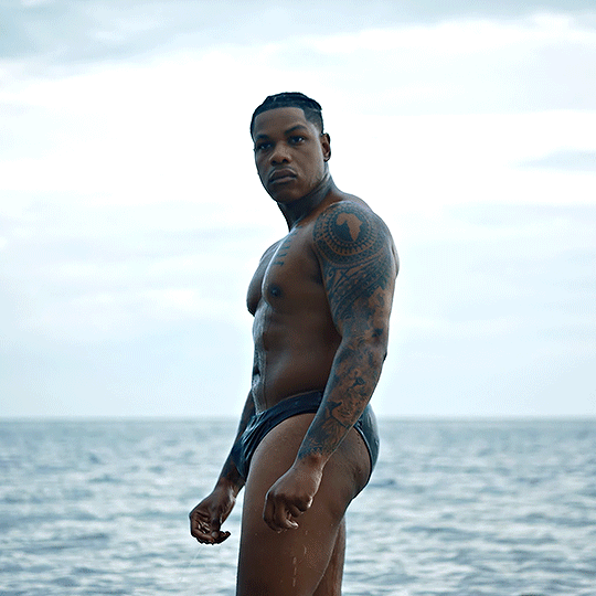 John Boyega desnudo en Pirelli 2025