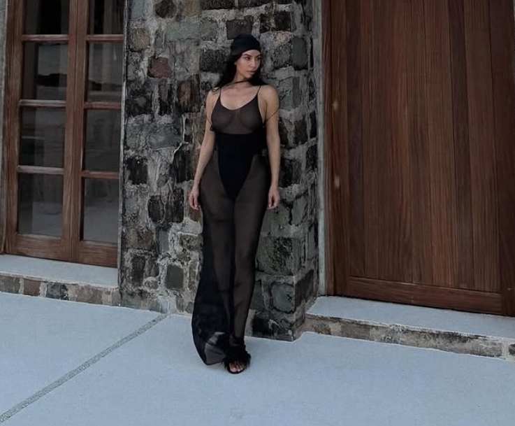 Captura-de-pantalla_8-11-2025_7592_foroporno.com_ Kim Kardashian desnuda las curvas de lo irreal