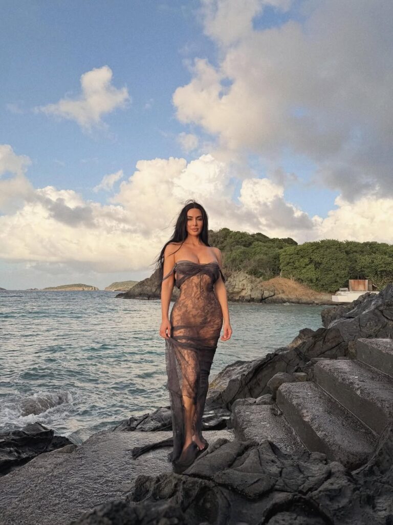 SaveInst.App_575371753_18726259249060659_2165162084675260890_n-768x1024 Kim Kardashian desnuda las curvas de lo irreal
