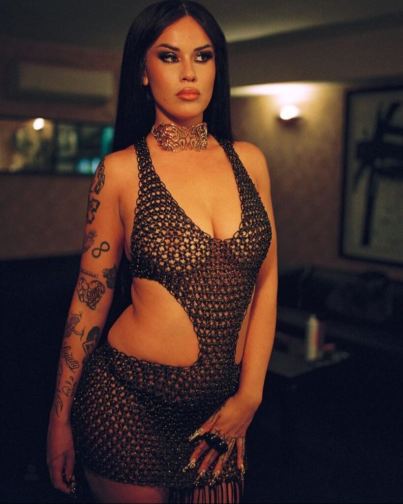 IMG_20240206_111015-819x1024 La Zowi desnuda bravura y tablas de rockofiesta