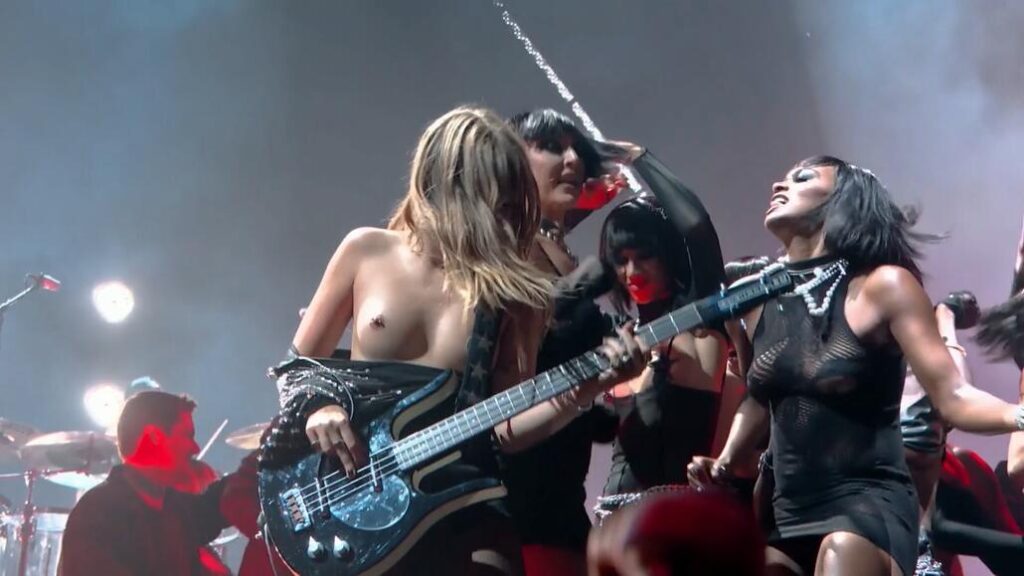 Victoria-De-Angelis-12-1024x576 Victoria de Angelis (bajista del grupo Måneskin) desnuda punteos y acordes