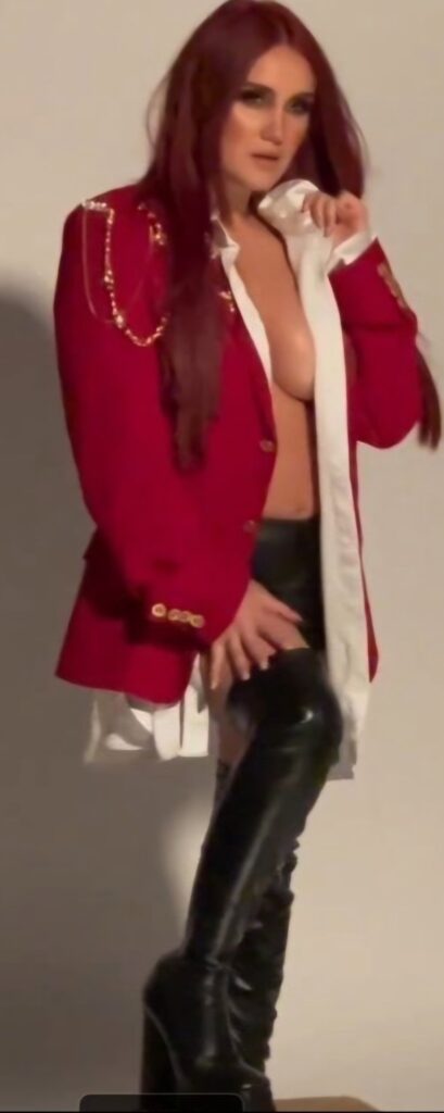 b23b9214bba4aed800e9caee8de736bd-409x1024 Dulce María, erotismo, cámara, micrófono y letras