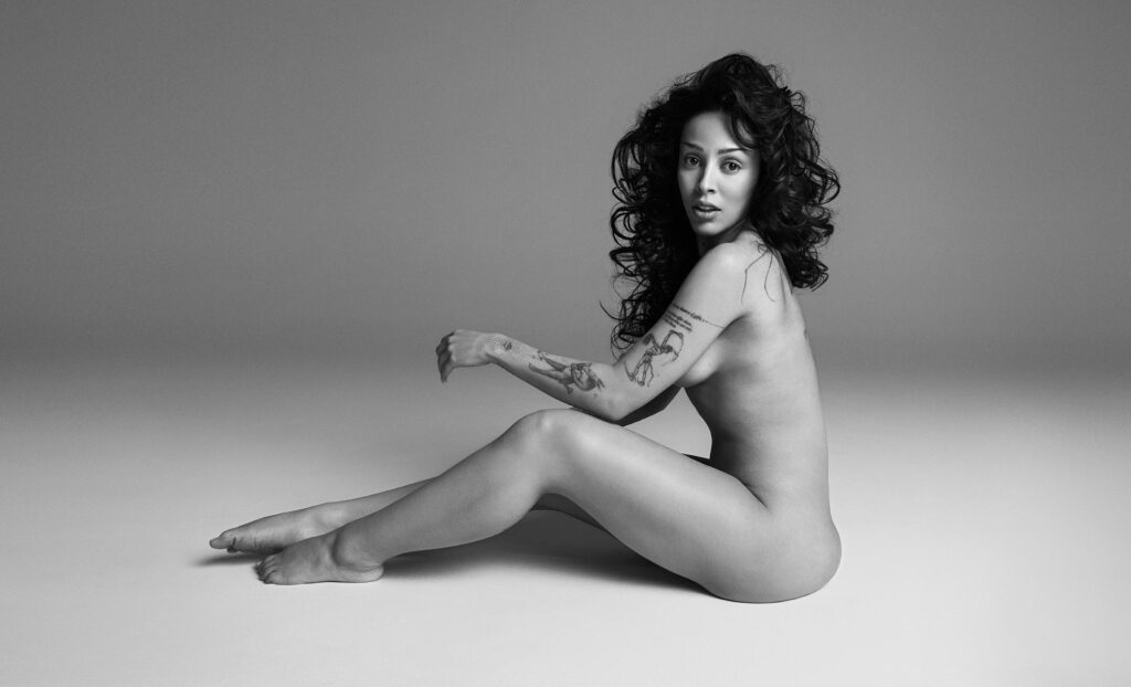 643627003_dojacatnudemaccosmetics161-1024x622 Doja Cat desnuda ilusión ante su nuevo disco