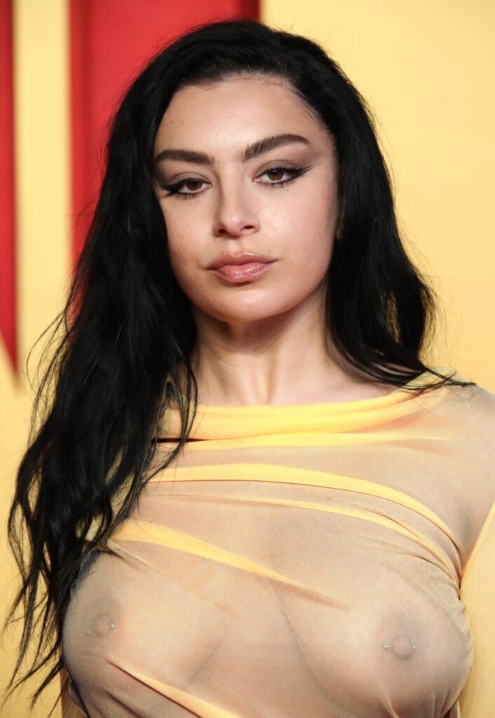 Charli-XCX-2024-Vanity-Fair-Oscar-Party-2-706x1024 Charli XCX desnuda como Bruja blanca de Narnia