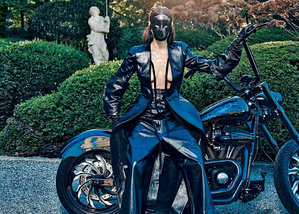 IS16-1024x733 Irina Shayk desnuda latex y bondage