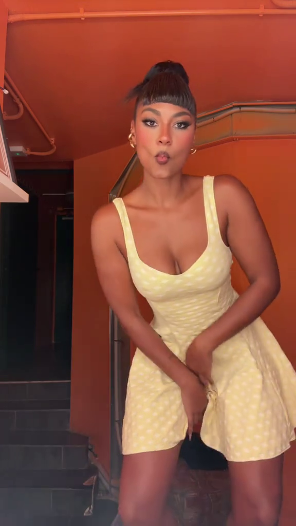 Nia Nia Correia desnuda sexy y atrevida