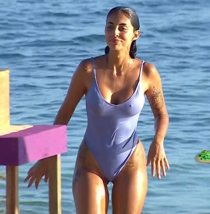 marieta_marcando_pezones_supervivientes_02 Mujeres de reality desnudas: el erotismo televisado y su impacto en la audiencia | Supervivientes, Los vecinos de la casa de al lado, LIDLT, Gran Hermano, Secret Story...