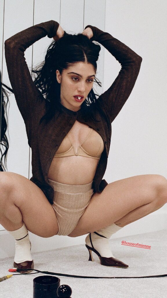 AjIrlEwa_o-576x1024 Madonna y Lourdes Leon | El desnudo clónico