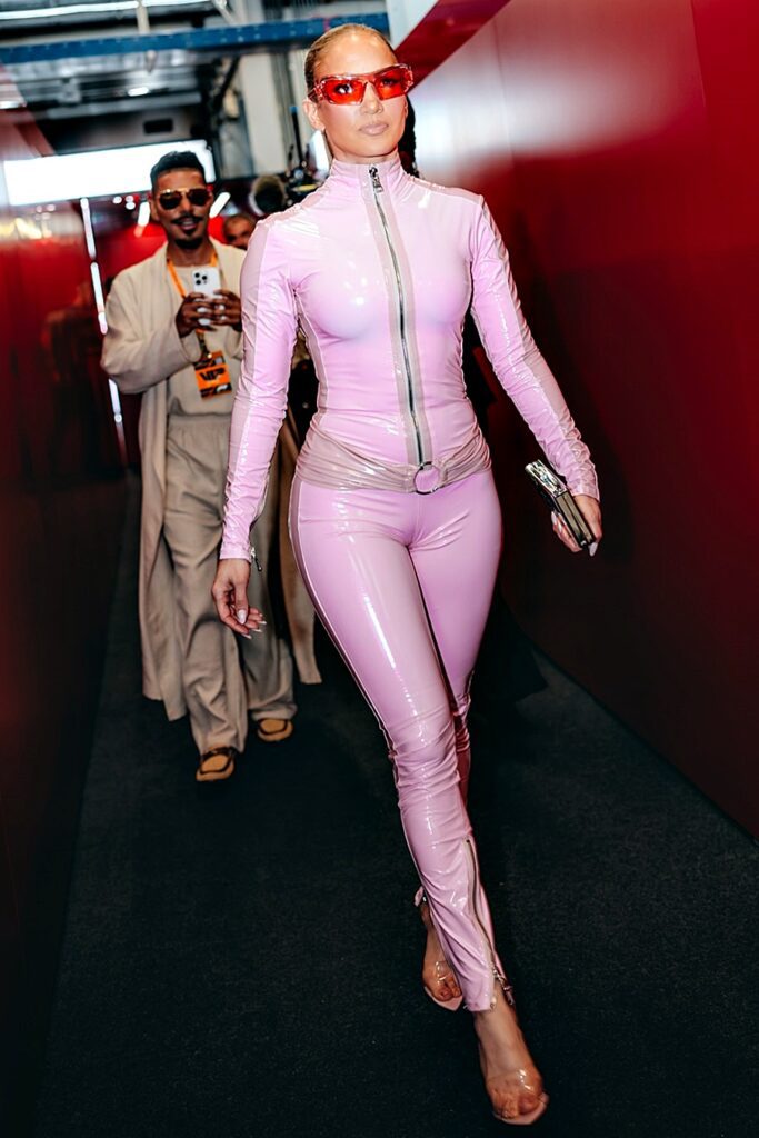 J6-683x1024 Jennifer Lopez nos propone admirar su cuerpo al desnudo en la actualidad