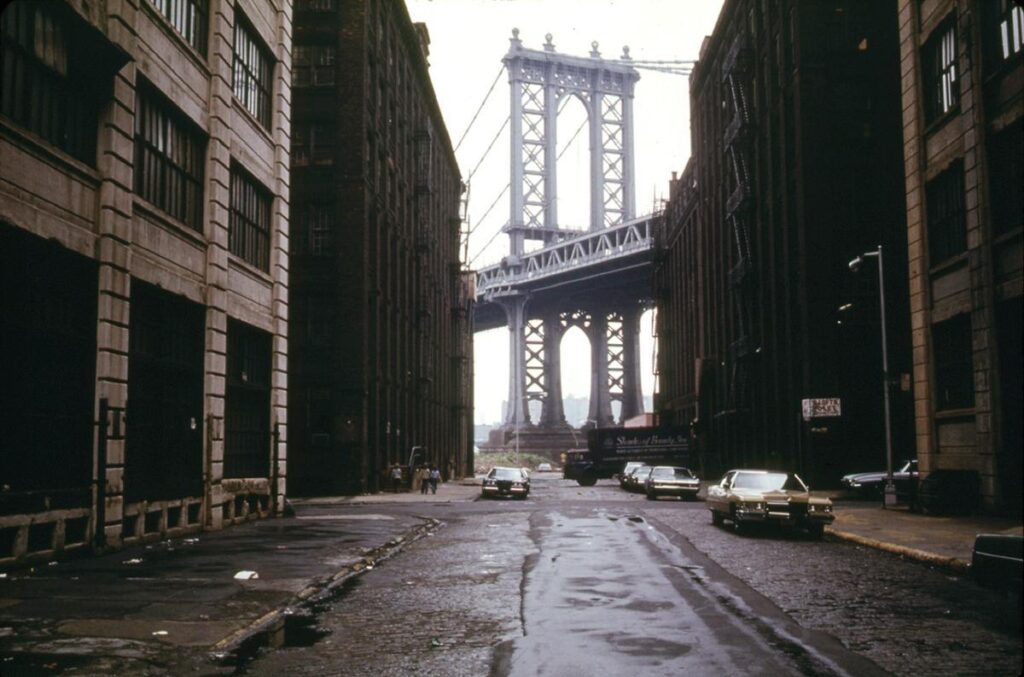 2XEqkSs-1024x677 Nueva York ardía mientras soñábamos con el paraíso: la ciudad del miedo detrás del telón de neón