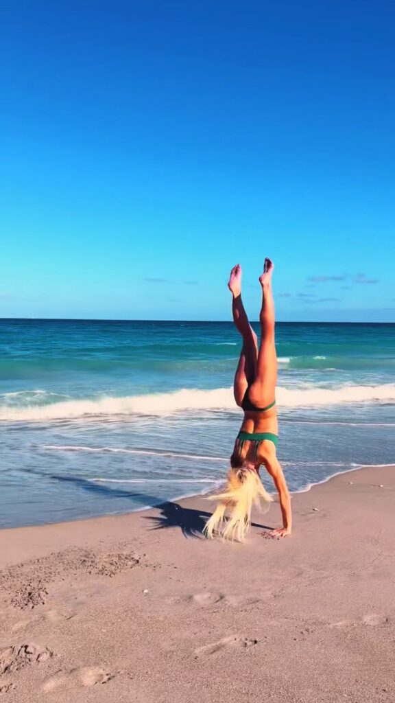 Olivia-Dunne-in-green-bikini-6-576x1024 Olivia Dunne, la atleta más sexy del mundo desnuda en Sport Illustrated