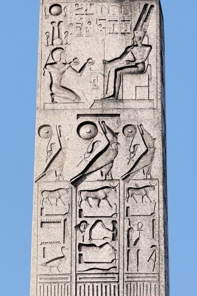 Upper_part_obelisk_place_de_la_Concorde_Paris_c1-683x1024-1 Jeroglíficos celestes: el mensaje secreto de Ramsés II en lo alto del obelisco de París