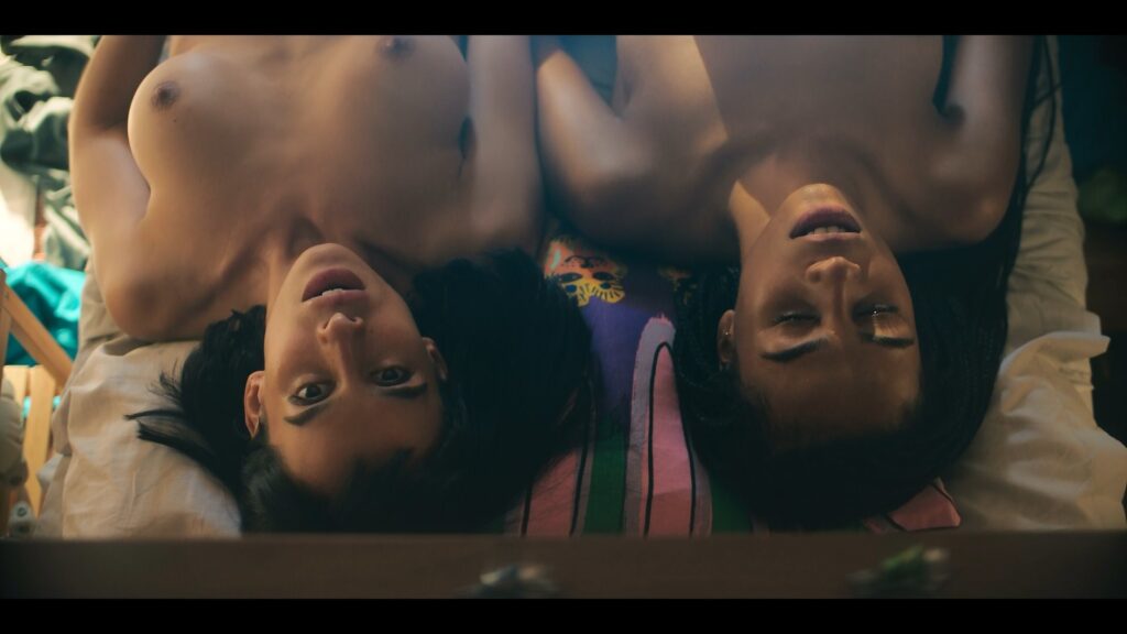 C9fbnywH_o-1024x576 'Olympo': sudor, músculos y felaciones en horario juvenil — o cómo Netflix vuelve a destruir la educación sentimental de una generación | Desnudos en Olympo: Clara Galle, Agustín Della Calle y Nuno Gallego