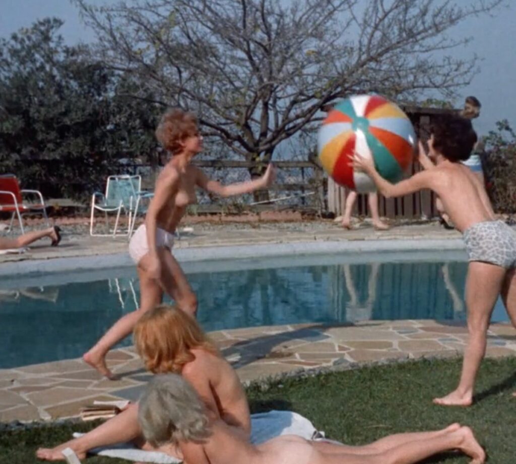 House-on-Bare-Mountain-1200x1080-1-1024x922 Fiesta piscinera en topless de 'La casa de los monstruos cachondos' (1962)