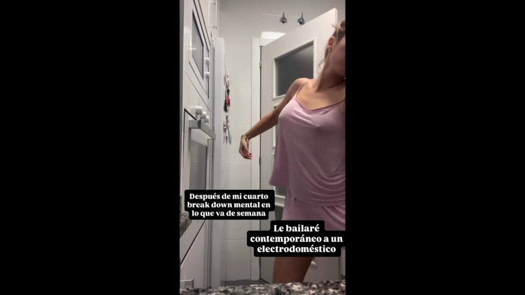 evasorianopezonazos-oso5-11-1024x576 Eva Soriano desnuda tetas y culo mientras ironiza cayendo en su ironía
