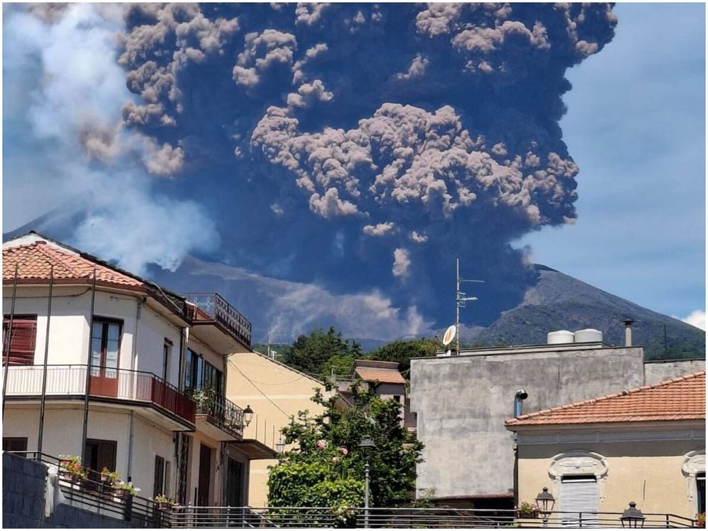 f.elconfidencial.com_original_189_19c_602_18919c602d95b754e89d60afb434b706 Las espectaculares imágenes de la nueva erupción del volcán Etna: el humo llega hasta los 5.000 metros y sorprende a los turistas