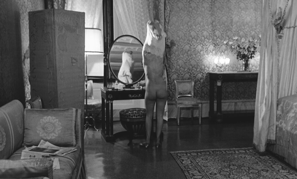 ql7BokKs_o-1024x617 Reflejo de un deseo: el desnudo frente al espejo de Julie Christie en Darling