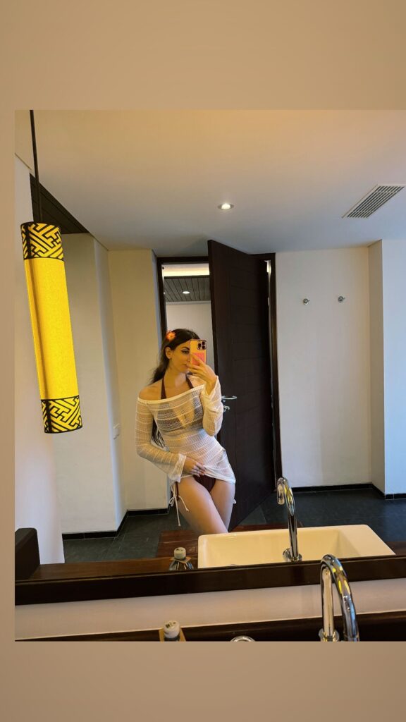 zeiing_1755511256_1418554723-576x1024 Zeling desnuda entre ligas y leyendas