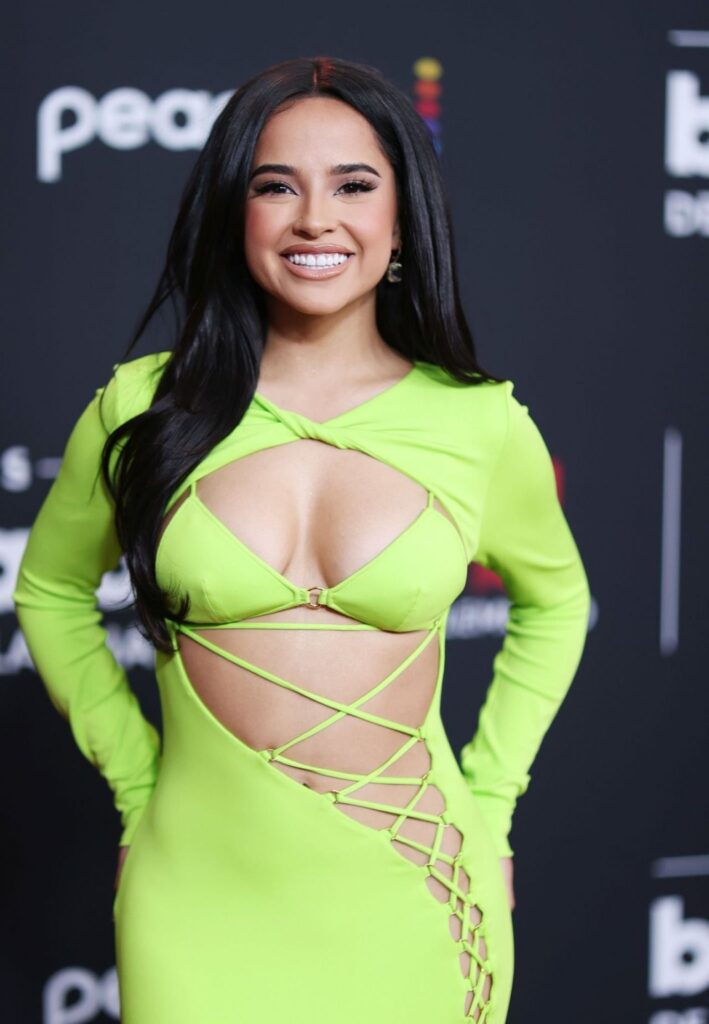 0m5ueuyzg7r91-709x1024 Becky G desnuda como la diminuta diosa que incendia el pop con curvas, barrio y veneno