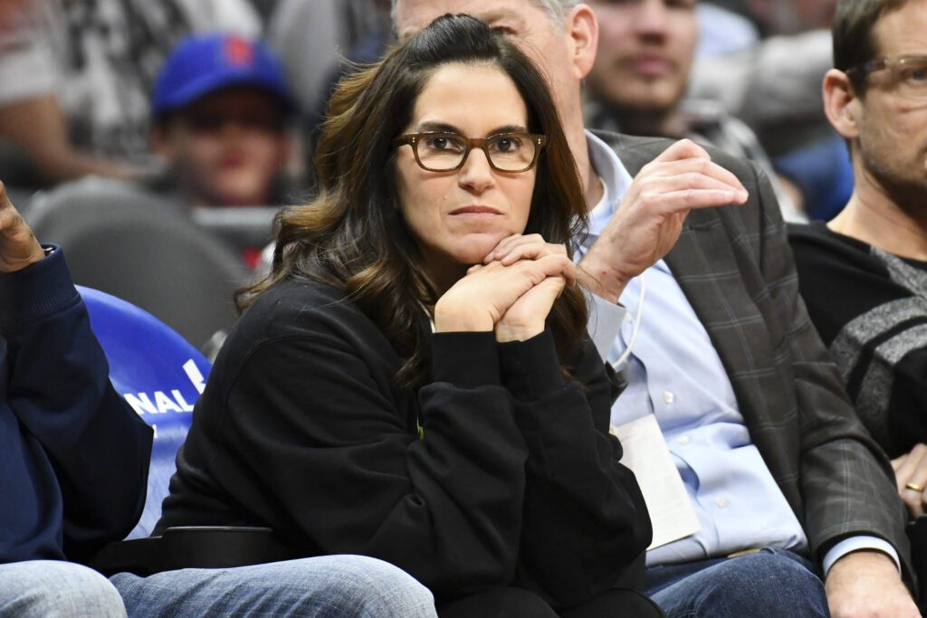 17459168956855-1024x683 Jami Gertz, la actriz que convirtió el olvido en oro: entre las sombras del cine y los imperios del capital