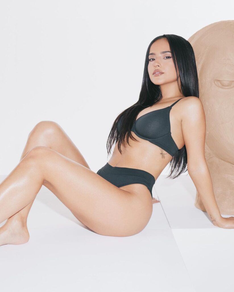 389ubzqbu0p91-823x1024 Becky G desnuda como la diminuta diosa que incendia el pop con curvas, barrio y veneno