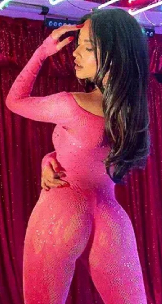 IMG_7234-547x1024 Becky G desnuda como la diminuta diosa que incendia el pop con curvas, barrio y veneno