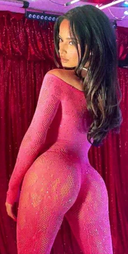 IMG_7235-516x1024 Becky G desnuda como la diminuta diosa que incendia el pop con curvas, barrio y veneno