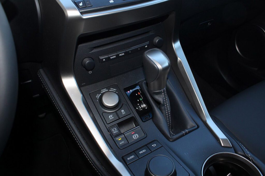 LEXUS-NX-300H-2015-47-interior-selector-cambio-1024x683 La mentira automática: cómo las marcas nos hicieron creer que matamos el cambio manual