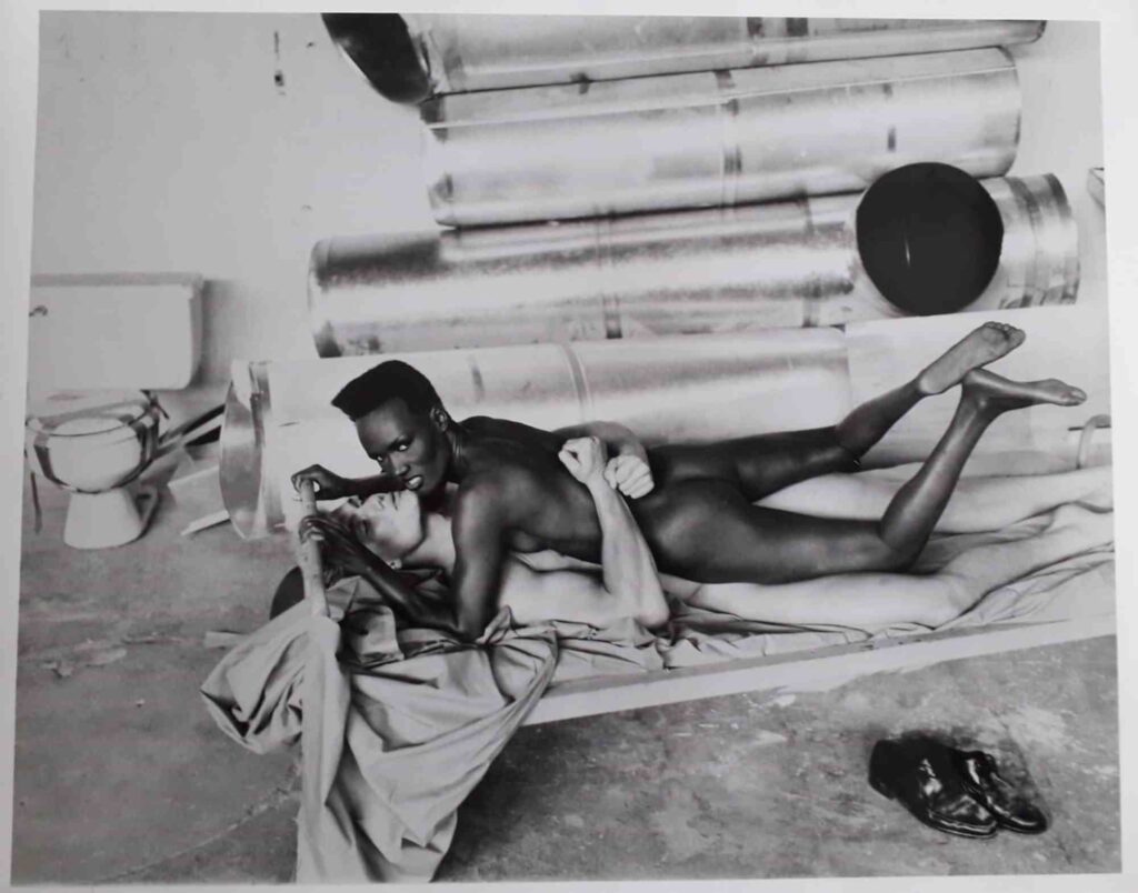 T-149602-helmut-newton-grace-jones-for-playboy-1-1024x804 La belleza fría de la transgresión: cuerpos y mitologías en Helmut Newton: Frames from the Edge (1989)