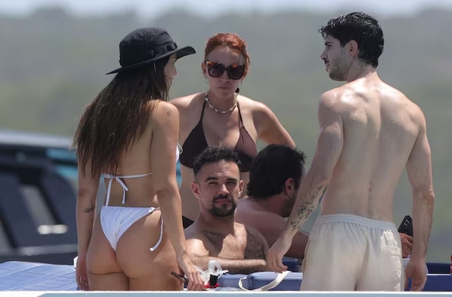 lolaindigoculopompabikiblanc2025-10 Lola Índigo desnuda al mundo | Sonatina de bragas bajadas, tetas y microbikinis musicales