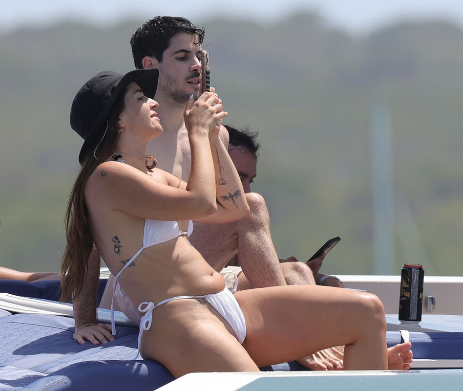 lolaindigoculopompabikiblanc2025-4 Lola Índigo desnuda al mundo | Sonatina de bragas bajadas, tetas y microbikinis musicales