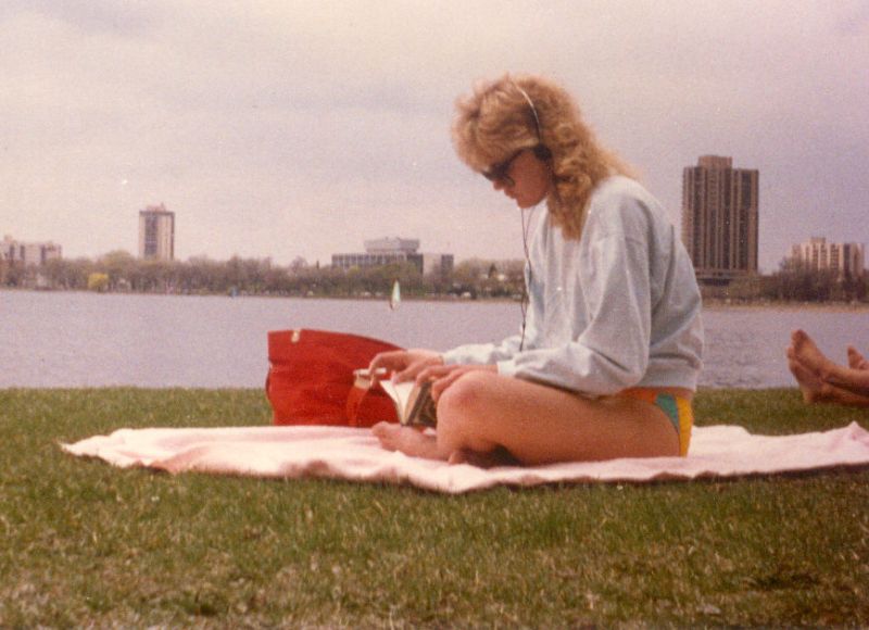 1980s-people-with-technologies-1-1 Del walkman al like: cómo comenzó en los 80 el camino hacia la juventud perdida en la tecnología