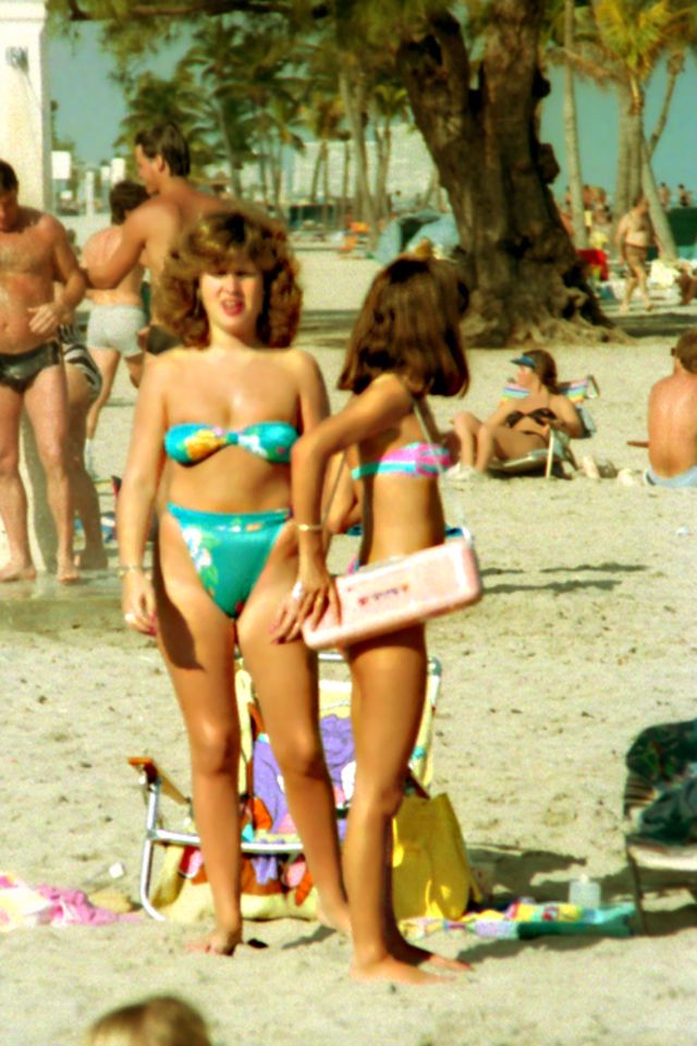 1980s-people-with-technologies-12-1 Del walkman al like: cómo comenzó en los 80 el camino hacia la juventud perdida en la tecnología