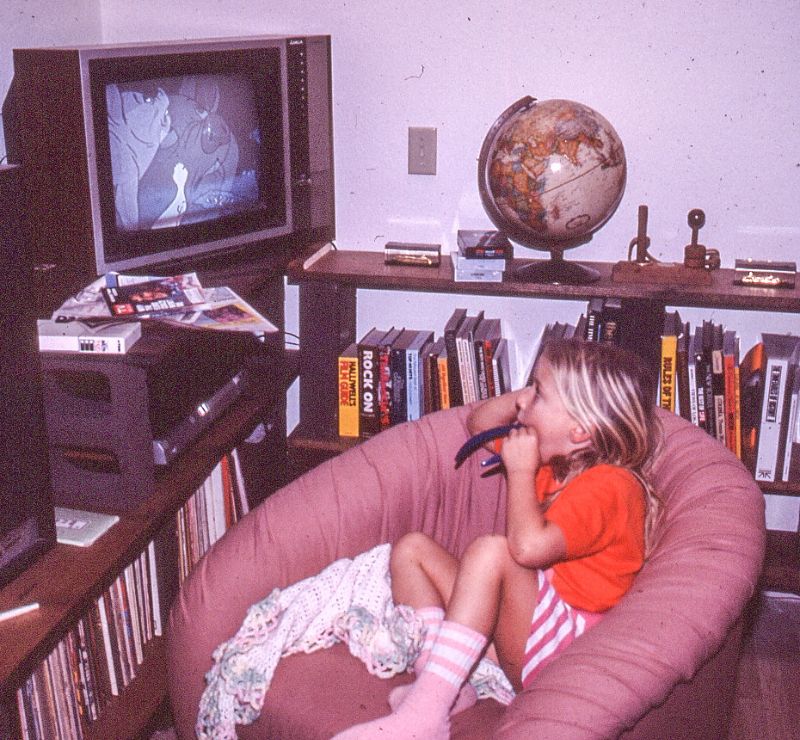 1980s-people-with-technologies-16 Del walkman al like: cómo comenzó en los 80 el camino hacia la juventud perdida en la tecnología